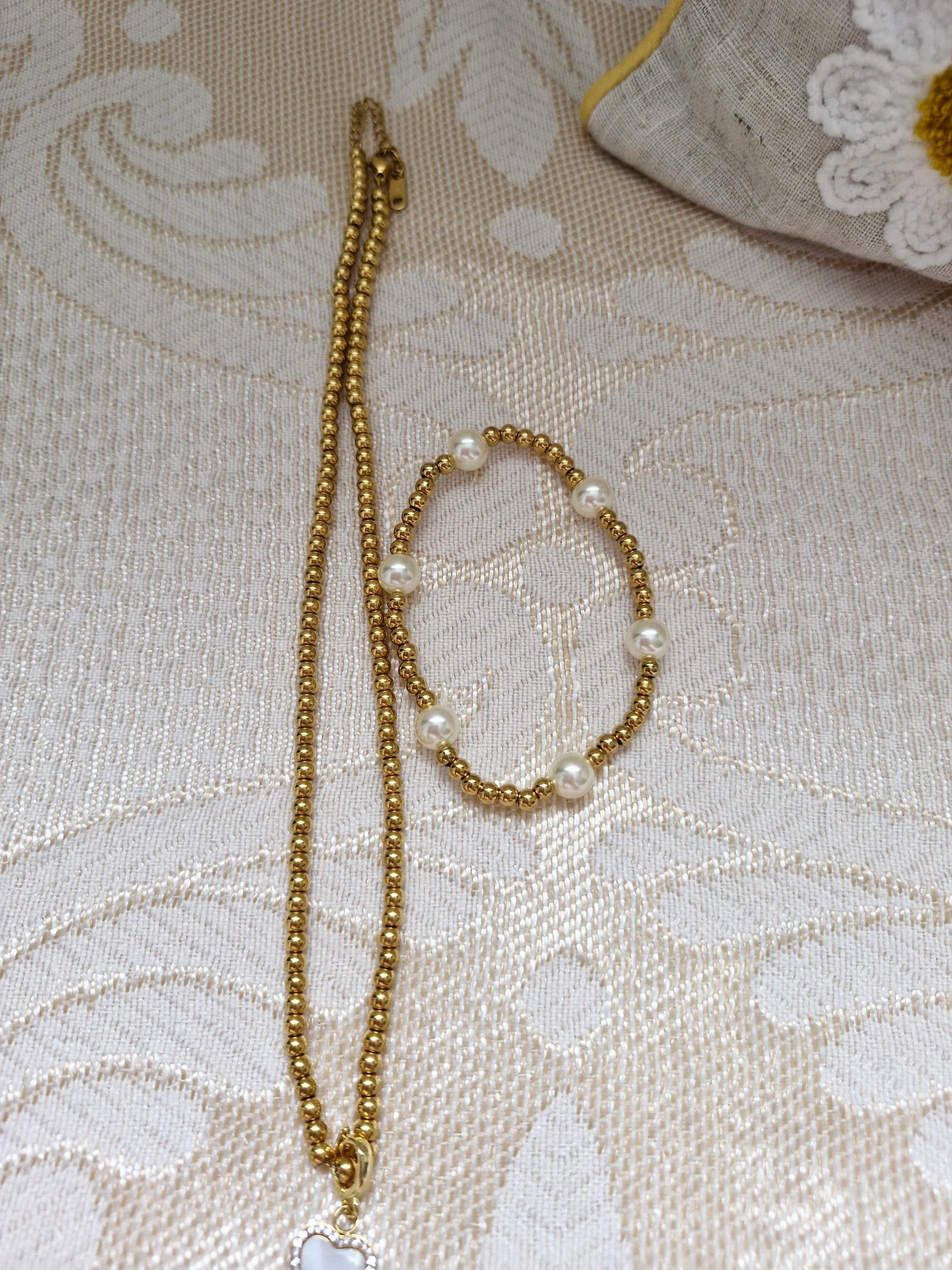 Necklace and bracelet jewellery set 