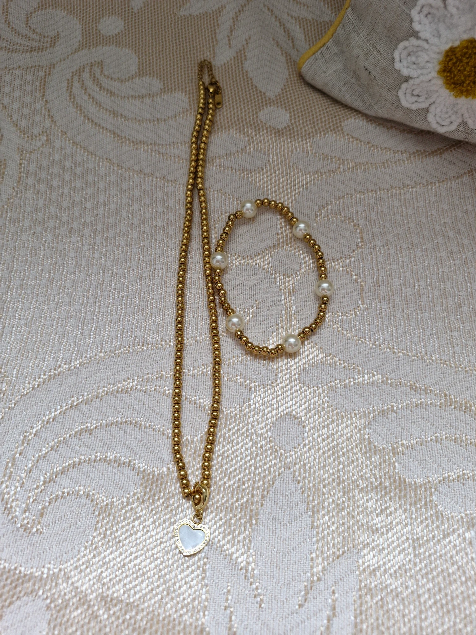 Necklace and bracelet jewellery set 