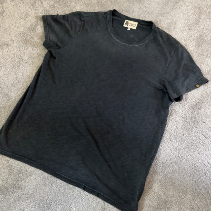 Rogue by &Sons Black T-Shirt Size M