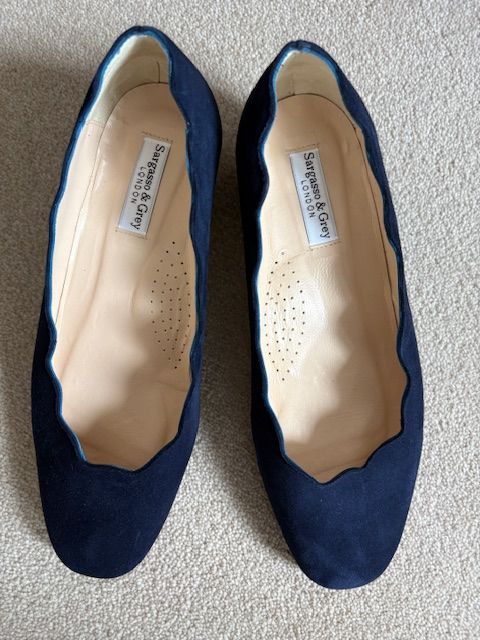 Grace Wide Fit Block Heel Pumps – Navy Suede With Scallop Edge