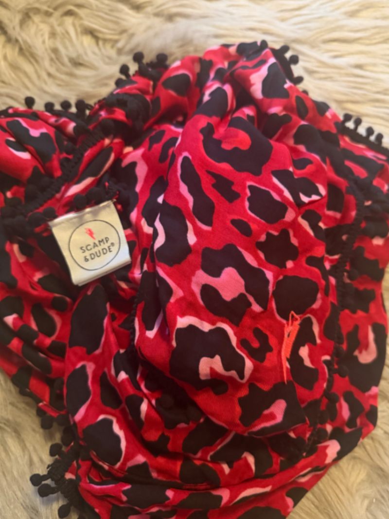 Rojo con bufanda super negra y rosa