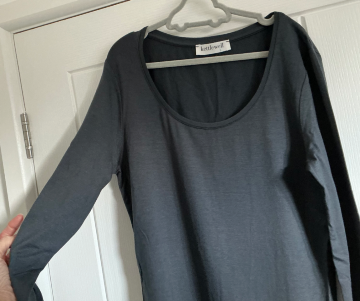 Silky scoop neck in charcoal size S, new unworn