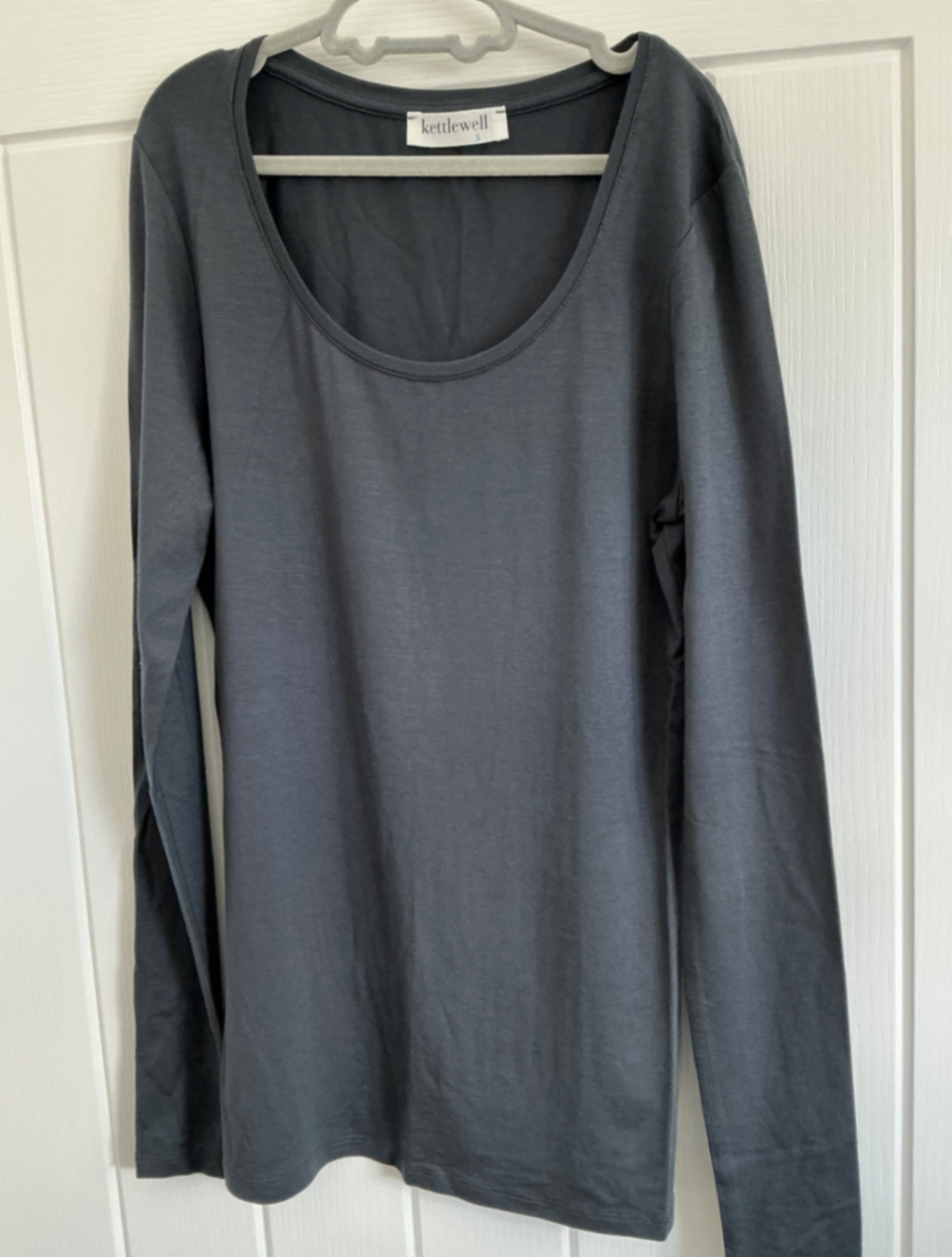 Silky scoop neck in charcoal size S, new unworn