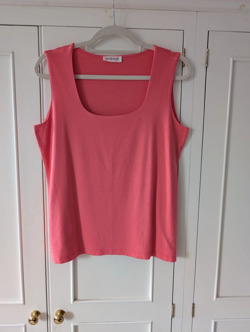 Kettlewell soft square vest in flamingo pink. Size LL