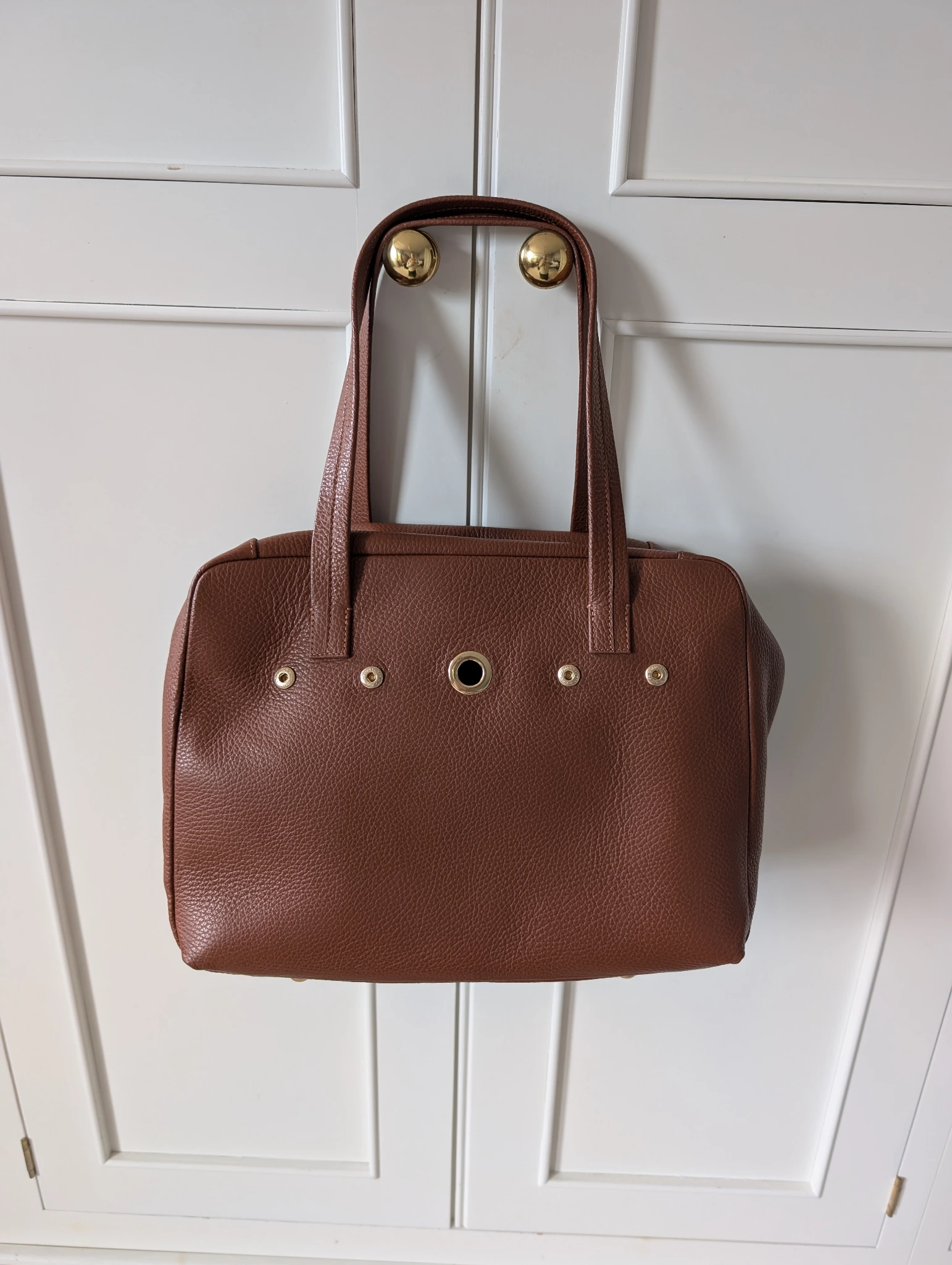 Jessica shoulder bag in nutshell with gold hardware. Matching ivy bag and tassel is missing
