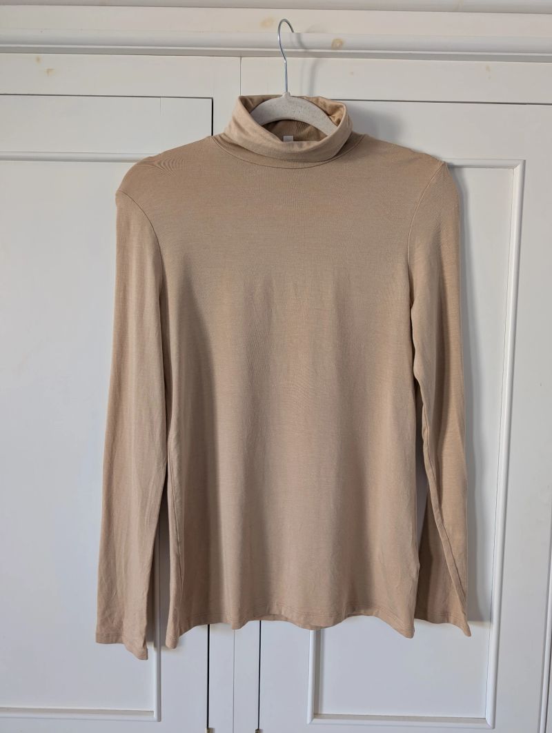 Kettlewell Silky Roll neck in sesame size 12 suits springs and autumns