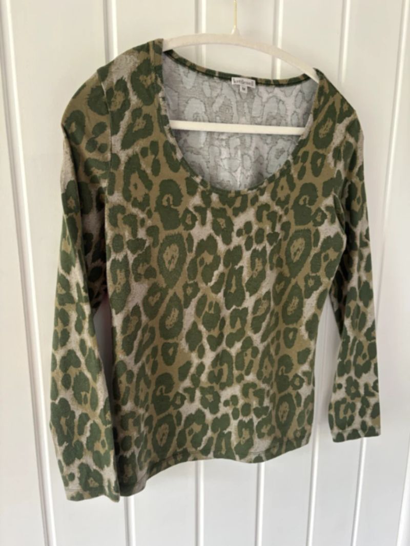 Green tone leopard print pattern. Long sleeve scoop neck top size Medium. 