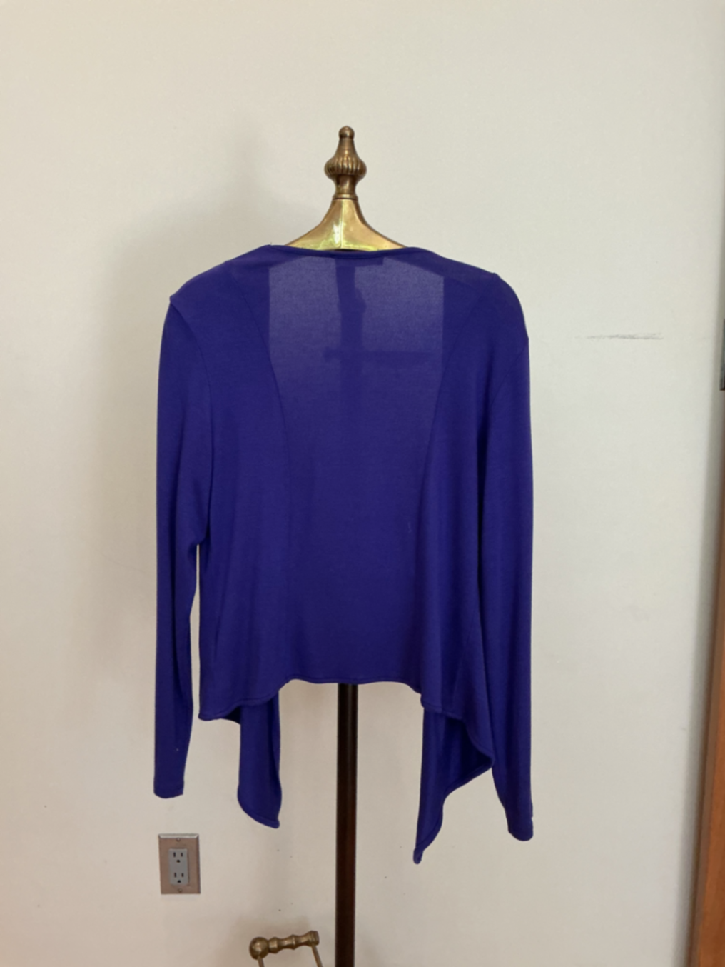 Like new Long sleeve cascade tie wrap in Lobilia