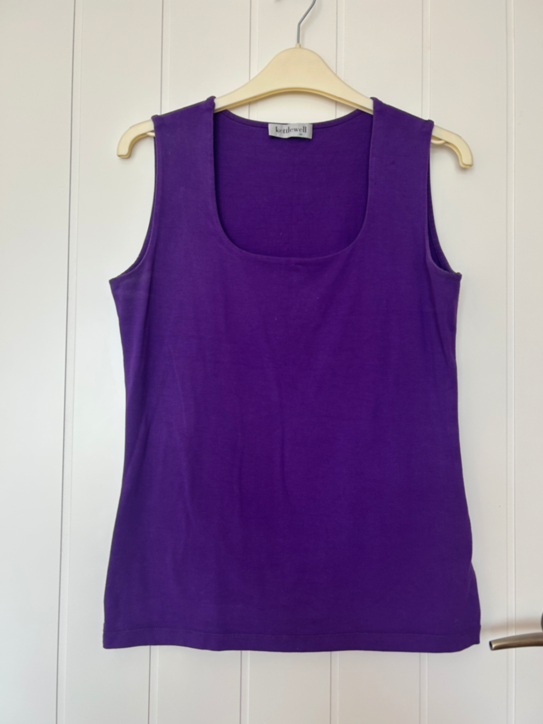 Sleeveless top , square neckline 