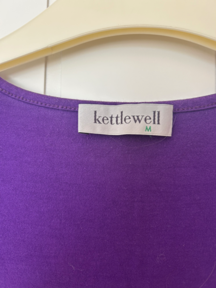 Sleeveless top , square neckline 