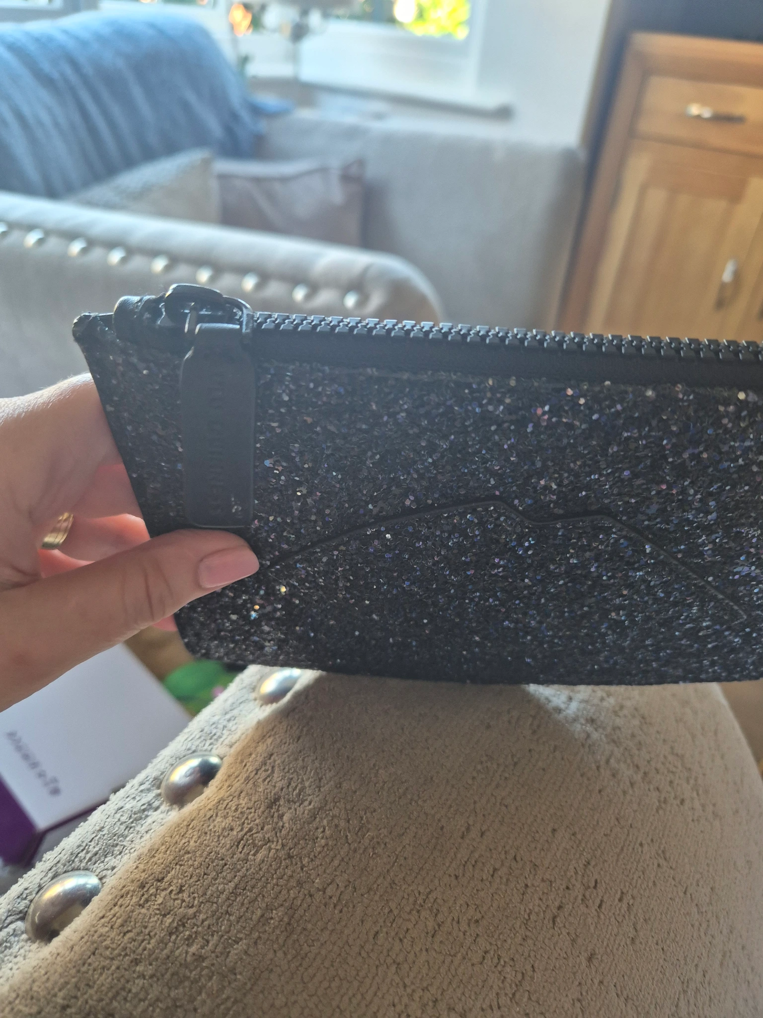 Lips sparkle pouch