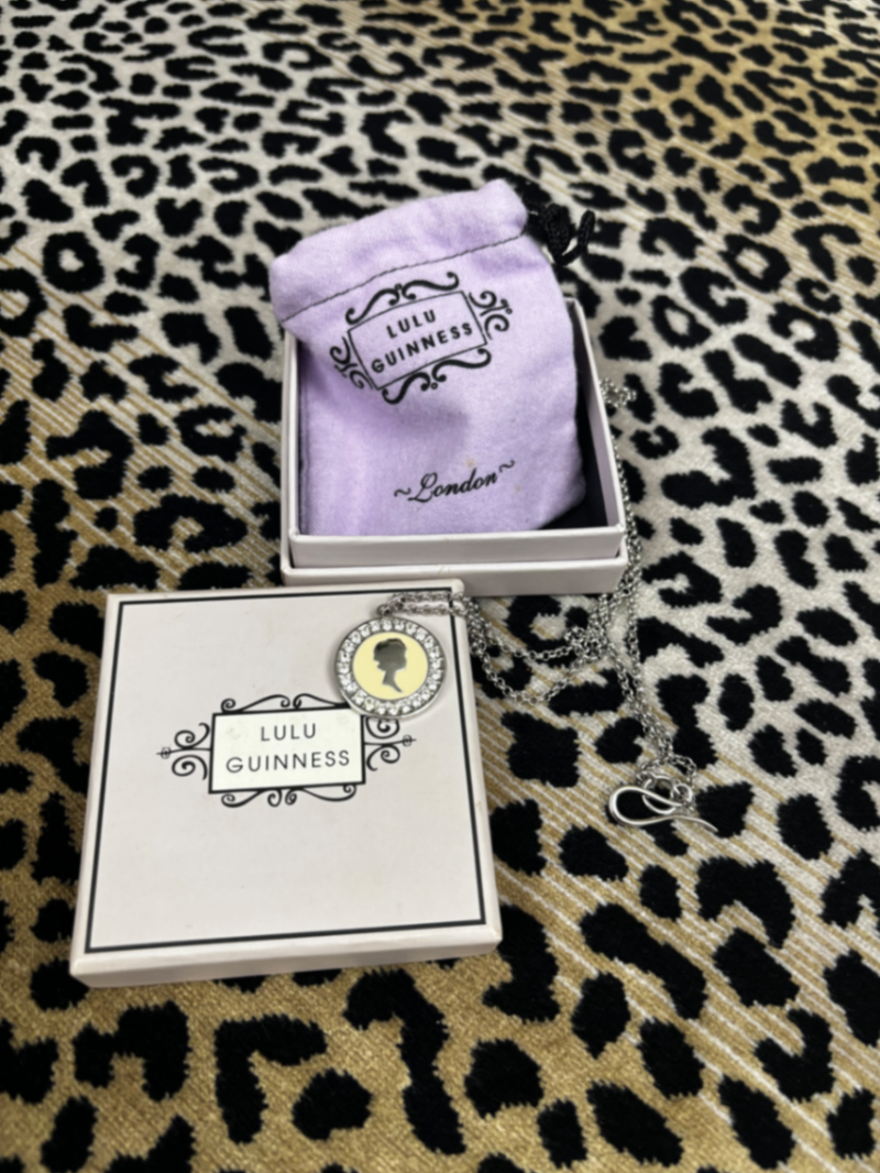 Glamour Girl" Cameo Pendant Necklace 