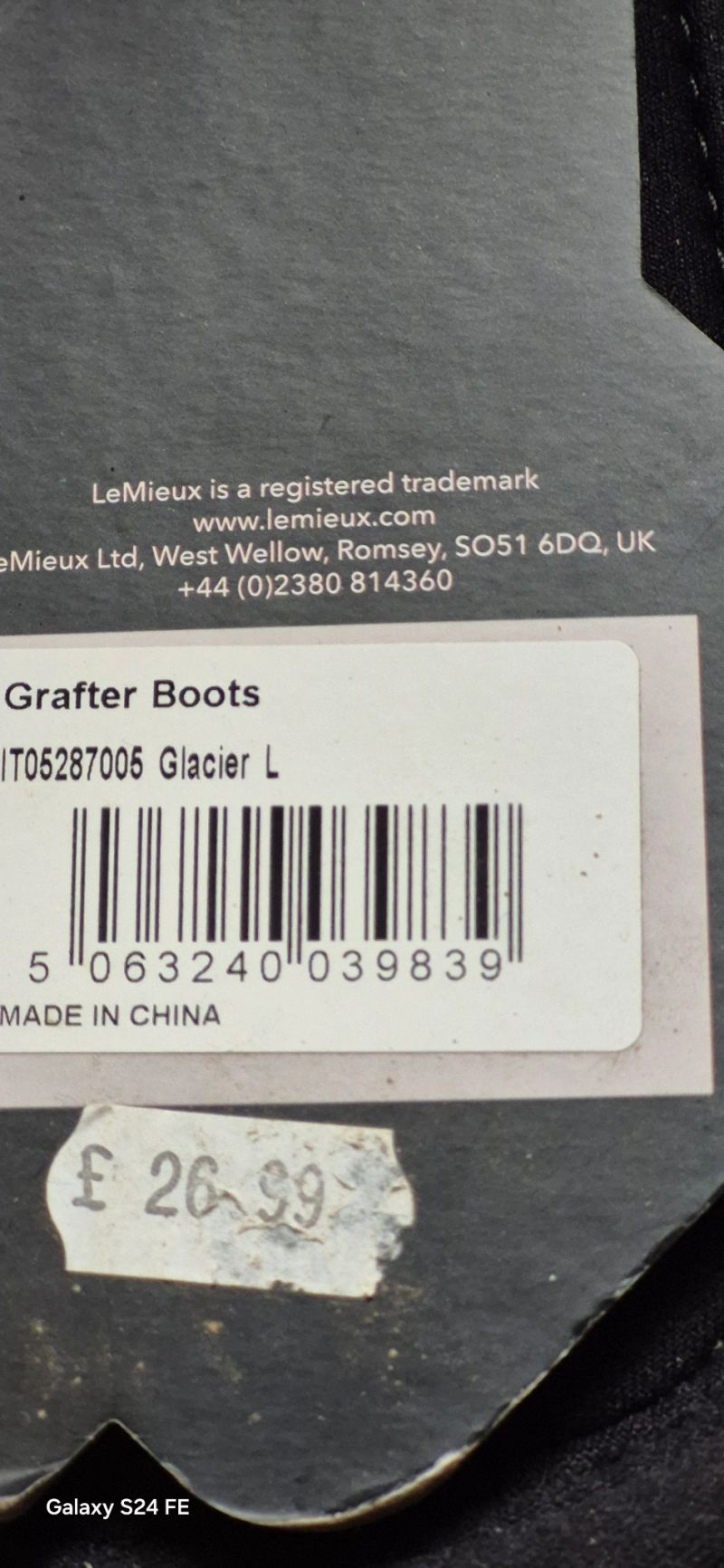 Grafter brushing boots
