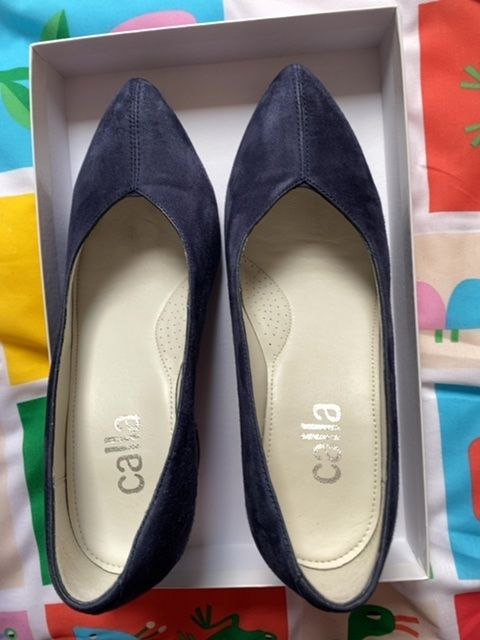 Sara court shoes