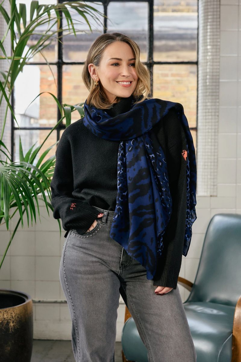 Scamp & Dude x Rachel Stevens Azul Marino Wild Leopard Charity Super Bufanda
