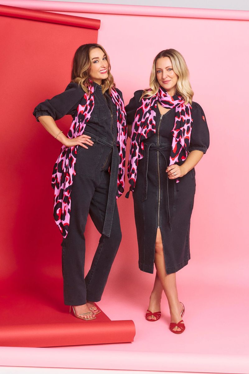Scamp & Dude x Sophie McCartney Roze met Rood en Zwart Mega Shadow Leopard Charity Super Sjaal