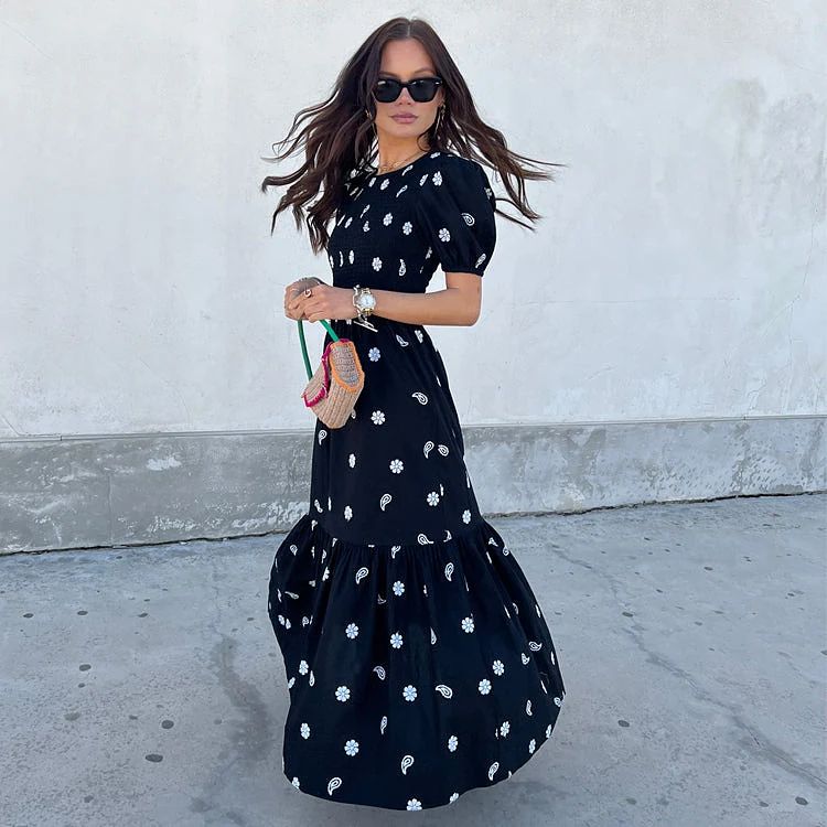 Vestido Negro Bordado con Cordones en la Espalda